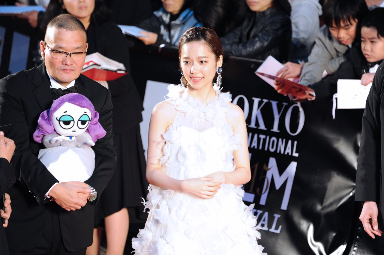 「劇場霊」の中田秀夫、島崎遥香。