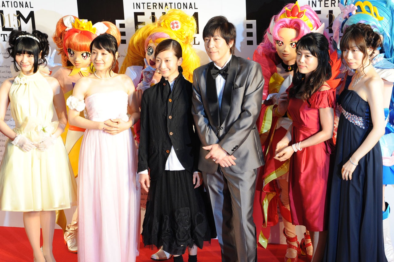 「映画GO!プリンセスプリキュア」の主題歌を担当した持田香織と伊藤一朗、ほかキャストら。