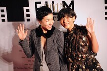 左から安藤桃子と安藤サクラ。