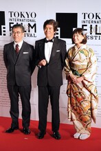 左から篠原哲雄、佐藤浩市、本田翼。