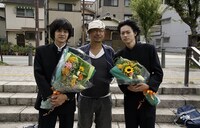 映画「セトウツミ」クランプアップ時の様子。左から池松壮亮、大森立嗣、菅田将暉。