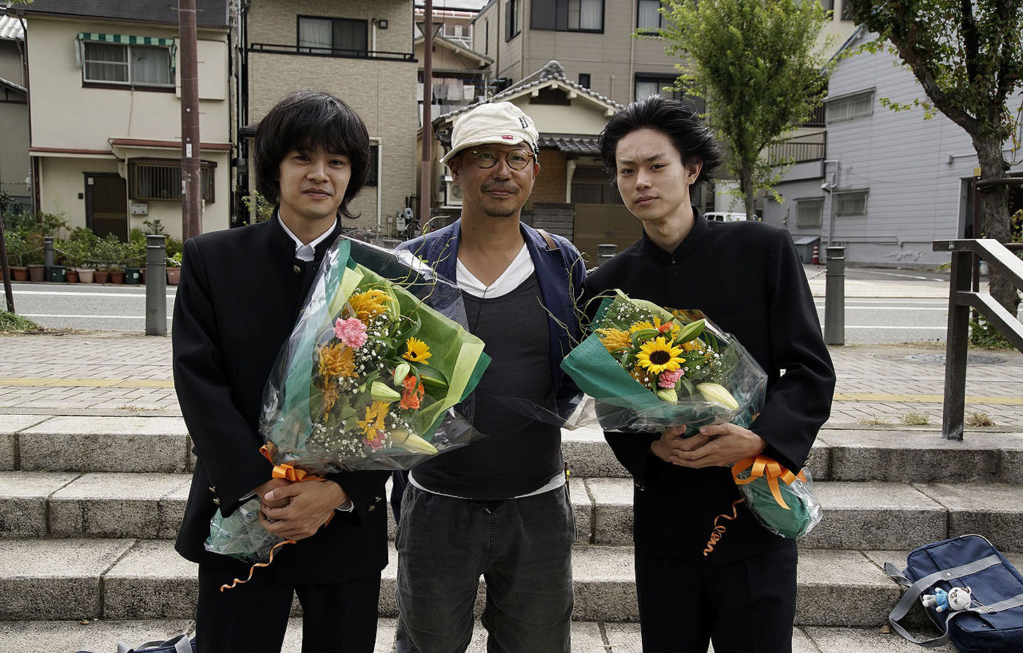 「セトウツミ」クランプアップ時の様子。左から池松壮亮、大森立嗣、菅田将暉。