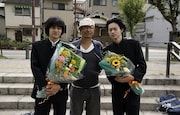 「セトウツミ」クランプアップ時の様子。左から池松壮亮、大森立嗣、菅田将暉。