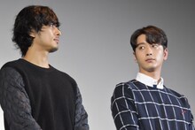 左から久保田悠来、チャンソン。