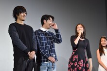 「犬を触るのが苦手」という大野に爆笑するチャンソン（左から2番目）。