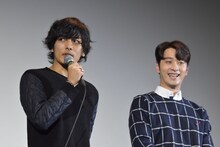 真面目な顔で「（チャンソンと）裸の付き合いができたことが、一番良かった」と語る久保田悠来（左）と、笑うチャンソン（右）。