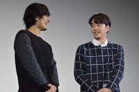 笑い合う久保田悠来（左）とチャンソン（右）。