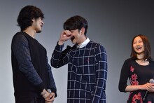 村山優香に「高校生に見えるか心配だった」と言われ、笑うチャンソン（中央）。