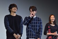 村山優香に「高校生に見えるか心配だった」と言われ、笑うチャンソン（中央）。