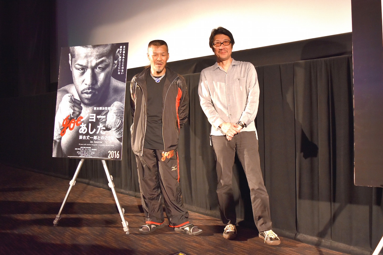 「ジョーのあした－辰吉丈一郎との20年－」舞台挨拶の様子。左から辰吉丈一郎、阪本順治。