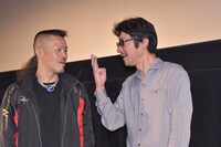 「3秒でいいからテレビカメラに手を振ろう」と説得する阪本順治（右）と、辰吉丈一郎（左）。