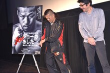 フォトセッション時に率先してパネルの位置を直す辰吉丈一郎（左）と、阪本順治（右）。