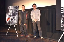 「ジョーのあした－辰吉丈一郎との20年－」舞台挨拶の様子。左から辰吉丈一郎、阪本順治。