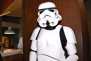 「ムービープラス presents『SFハロウィン・ナイト』」にて、会場を見守る「スター・ウォーズ」のストームトルーパー。