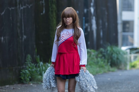 「血まみれスケバンチェーンソー」爆谷さゆり役の佐藤聖羅。(c)2016三家本礼・KADOKAWA刊/VAP