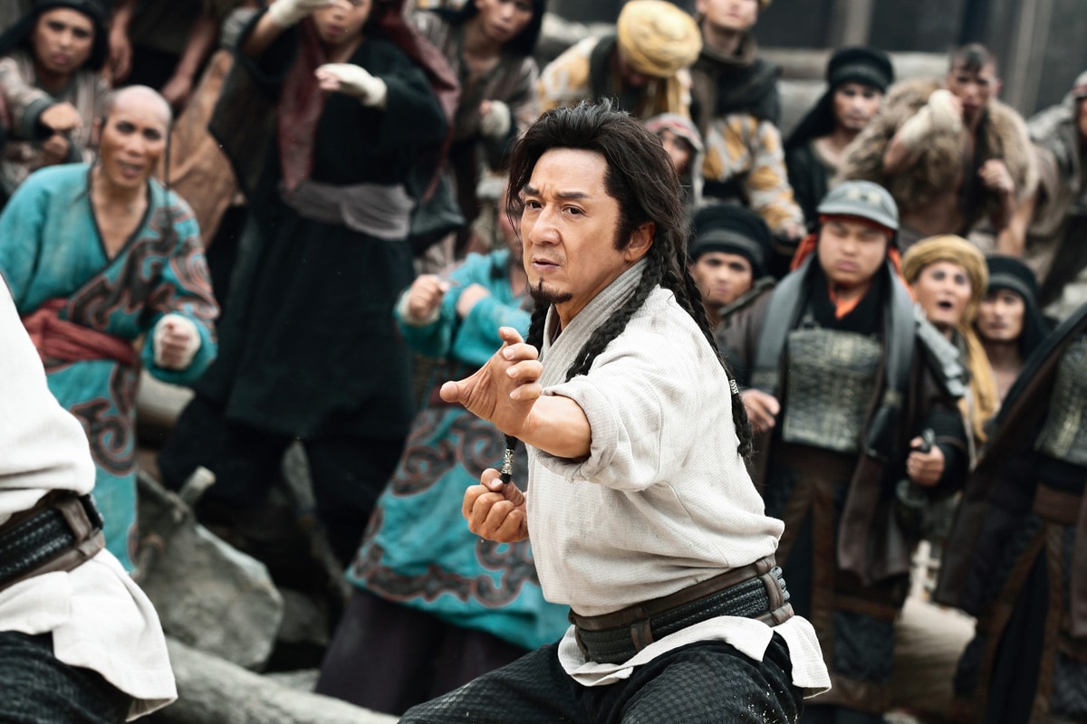 ジャッキー・チェンが世界平和への願いを高らかに歌う、主演作メイキング映像