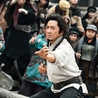 ジャッキー・チェンが世界平和への願いを高らかに歌う、主演作メイキング映像