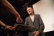 「ディーン、君がいた瞬間（とき）」の東京国際映画祭舞台挨拶に登壇し、観客にサインをするアントン・コービン。