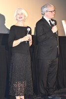 左からヘレン・ミレン、サイモン・カーティス。