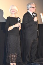 左からヘレン・ミレン、サイモン・カーティス。