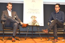 左からNetflix.K.K.代表取締役社長のグレッグ・ピーターズ、監督のキャリー・ジョージ・フクナガ。