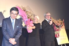 左から石坂浩二、ヘレン・ミレン、サイモン・カーティス。石坂から手渡された“黄金の花束”に夢中のヘレン。