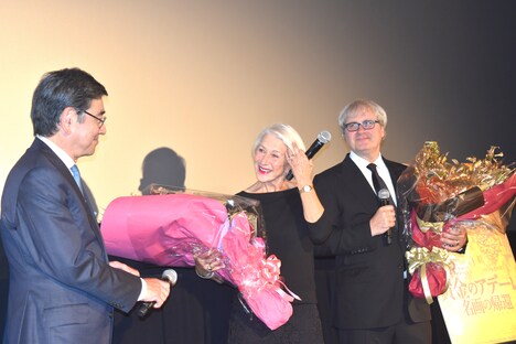 左から石坂浩二、ヘレン・ミレン、サイモン・カーティス。石坂に“黄金の花束”を渡され、喜ぶヘレン。