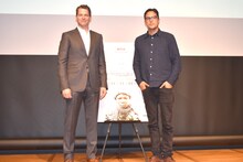 「ビースト・オブ・ノー・ネーション」記者発表会の様子。左からNetflix.K.K.代表取締役社長のグレッグ・ピーターズ、監督のキャリー・ジョージ・フクナガ。