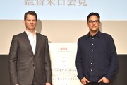 「ビースト・オブ・ノー・ネーション」記者発表会の様子。左からNetflix.K.K.代表取締役社長のグレッグ・ピーターズ、監督のキャリー・ジョージ・フクナガ。