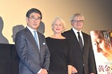 「黄金のアデーレ 名画の帰還」舞台挨拶の様子。左から石坂浩二、ヘレン・ミレン、サイモン・カーティス。