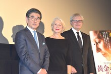 「黄金のアデーレ 名画の帰還」舞台挨拶の様子。左から石坂浩二、ヘレン・ミレン、サイモン・カーティス。