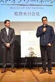 「ビースト・オブ・ノー・ネーション」記者発表会の様子。左からNetflix.K.K.代表取締役社長のグレッグ・ピーターズ、監督のキャリー・ジョージ・フクナガ。