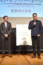 「ビースト・オブ・ノー・ネーション」記者発表会の様子。左からNetflix.K.K.代表取締役社長のグレッグ・ピーターズ、監督のキャリー・ジョージ・フクナガ。