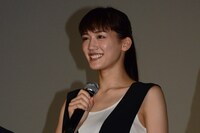 夫のノアとともに“サンドサンドバーガー”を営む、ノエ役の綾瀬はるか