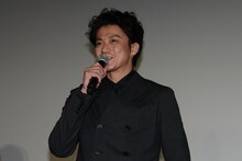 正義の味方キャプテンソックスが世を忍ぶ仮の姿・ハトヤ隊員役の小栗旬。