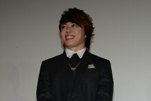 カエル型宇宙人・ズズ役の西川貴教。