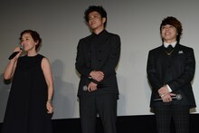 左から大竹しのぶ、小栗旬、西川貴教。