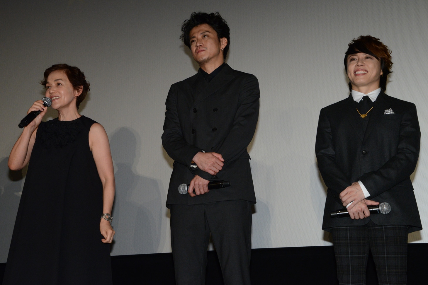 左から大竹しのぶ、小栗旬、西川貴教。