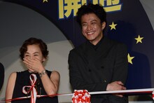 左から大竹しのぶ、小栗旬。