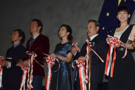 テープカットに臨む「ギャラクシー街道」出演者たち。