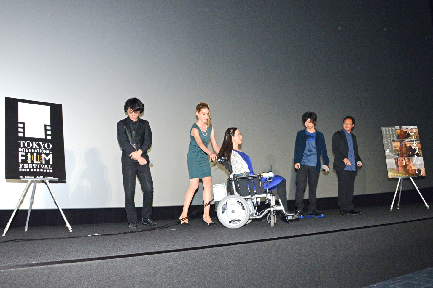 ブライアリー・ロングがジェミノイドFをアテンドする。