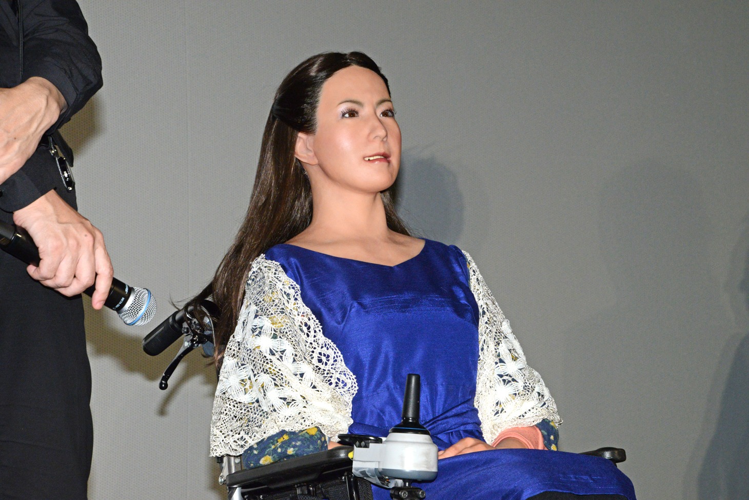 しっかりと口を動かして話すジェミノイドF。