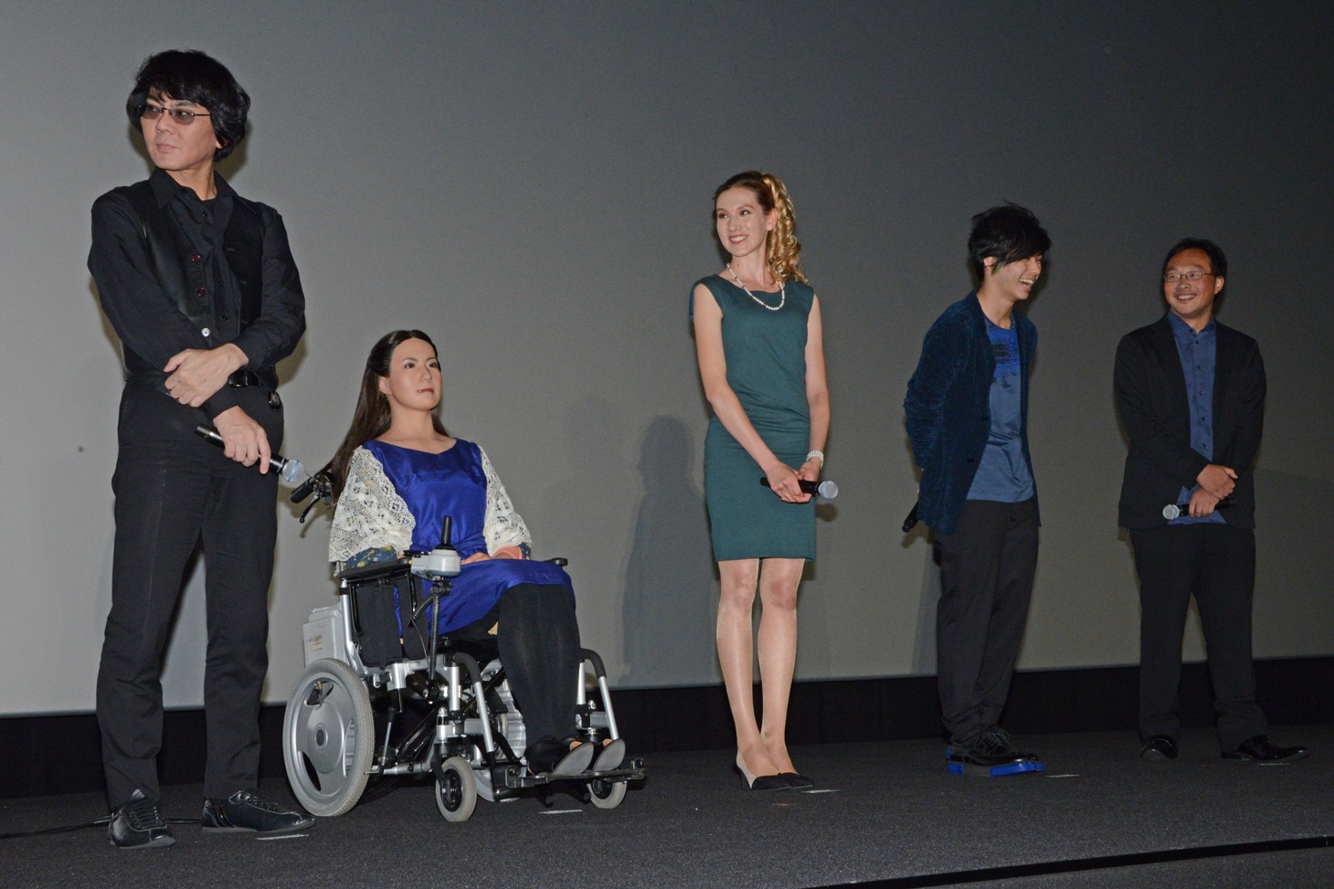 ジェミノイドFの達者なしゃべりを楽しむ一同。