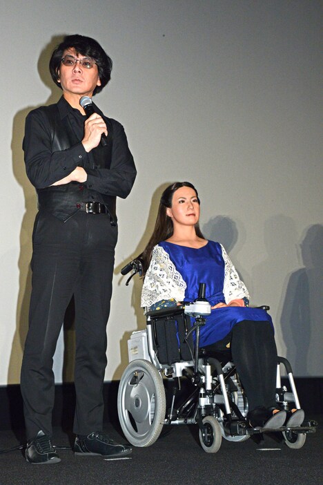 左から石黒浩、ジェミノイドF。