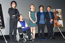 「さようなら」ワールドプレミア舞台挨拶の様子。左から石黒浩、ジェミノイドF、ブライアリー・ロング、村上虹郎、深田晃司。