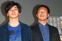 左から村上虹郎、深田晃司。