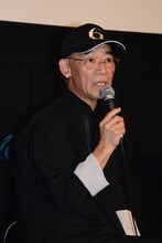 作品に込めた思いを語る富野由悠季。