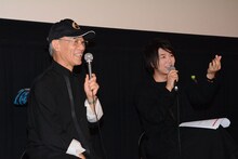 笑顔で対談を行う富野由悠季（左）、落合陽一（右）。