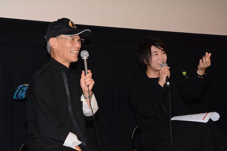 笑顔で対談を行う富野由悠季（左）、落合陽一（右）。