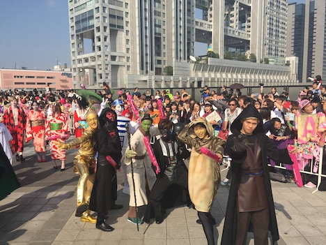 「スター・ウォーズ」のキャラクターに扮した超特急。（写真提供：SDR）